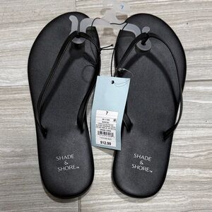 Shade & Shore Classic Black Sandals (sz 7)